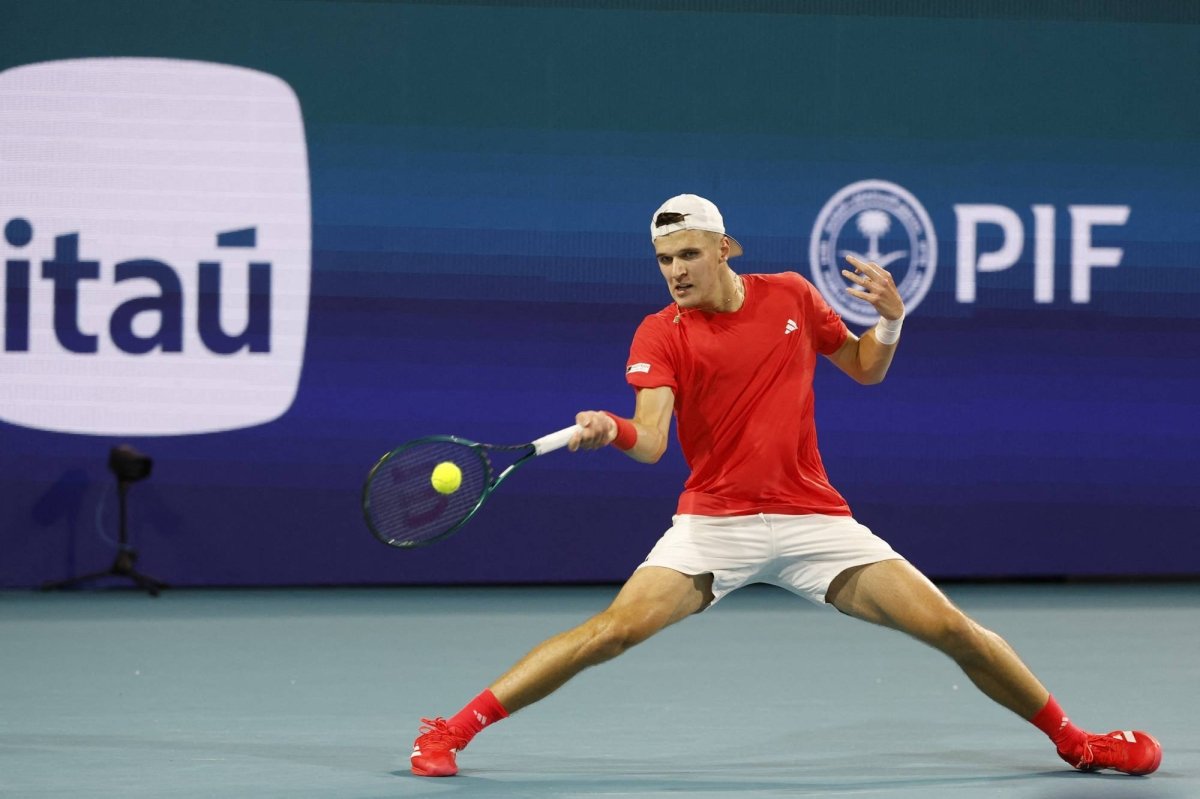 Teenager Mensik Stuns Djokovic to Deny 100th Title in Miami