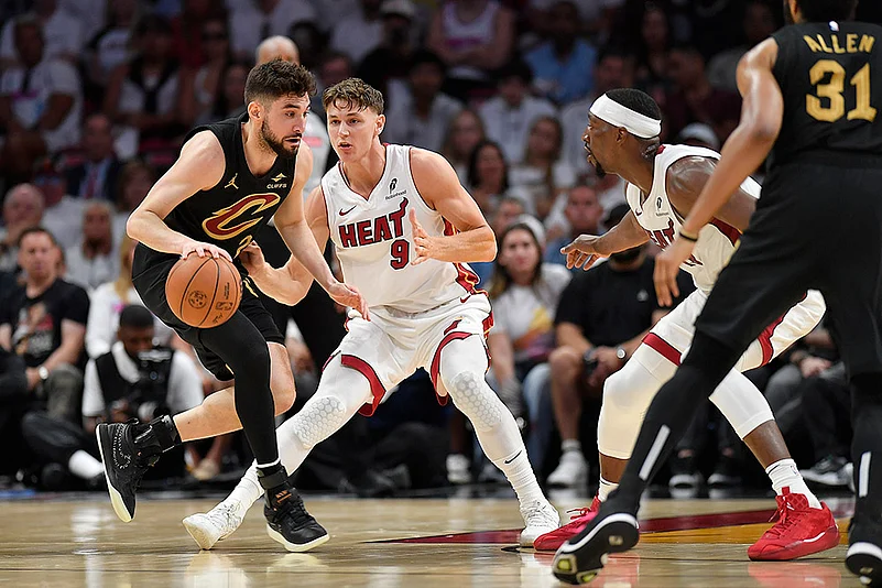 Cavaliers Dominate Miami to Sweep Playoff Series 4-0