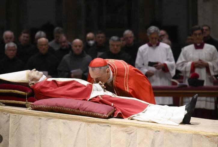 World Leaders and Pilgrims Gather for Pope Francis’ Lying-in-State